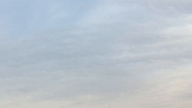 Что-то летает в небе смотреть онлайн