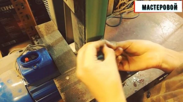 Нож ручной работы из закаленной стали с рукоятью из мореного дуба.