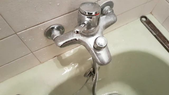 Как снять, демонтировать однорычажный смеситель для ванны, душа и раковины и установить, собрать. смотреть онлайн