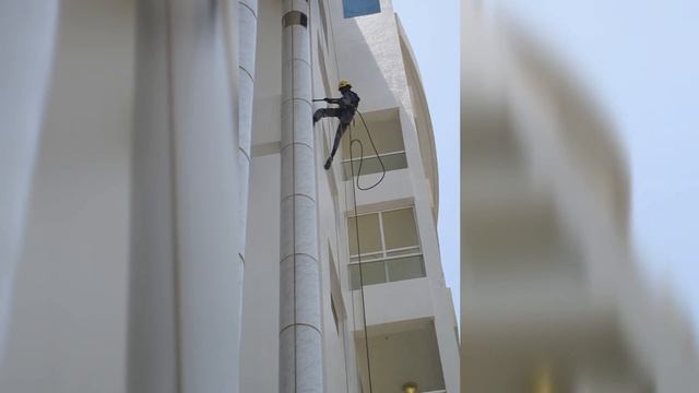 Эмираты: как моют фасад отеля смотреть онлайн