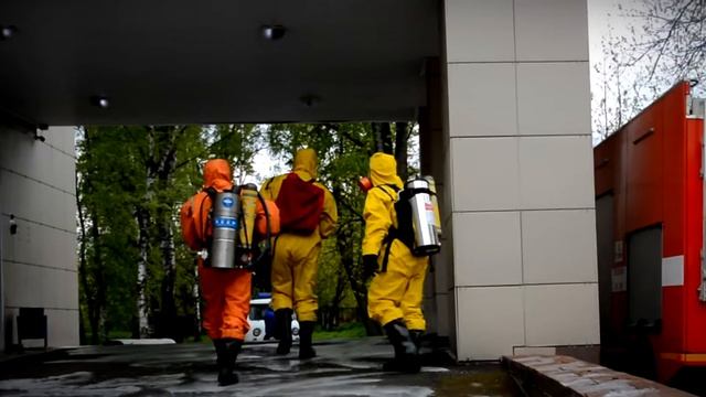 Сотрудники МЧС России продолжают дезинфекцию мест массового скопления людей смотреть онлайн