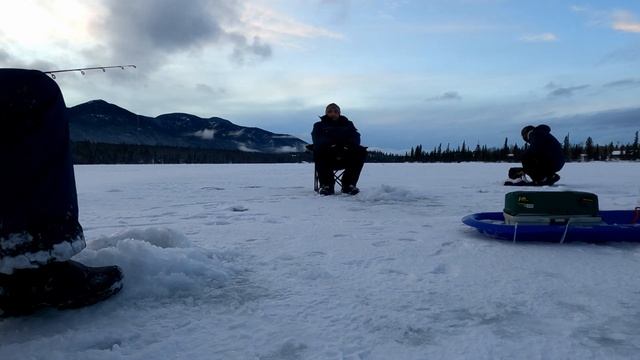 Зимняя рыбалка (Декабрь 2021) 70 Mile House BC Canada смотреть онлайн