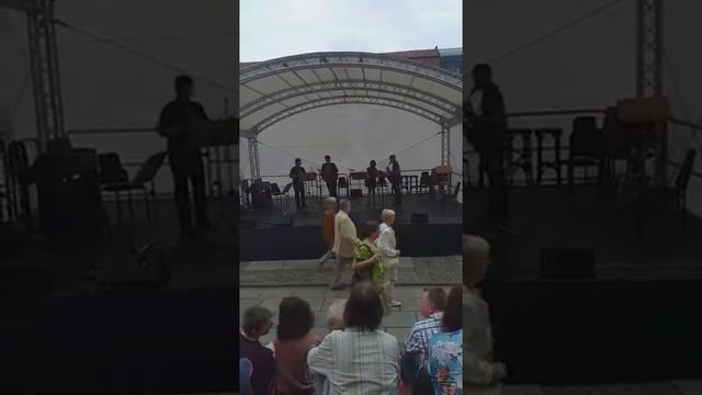 students play live outside the Operahouse in Berlin. Gendarmenmarkt Opera Open Air смотреть онлайн