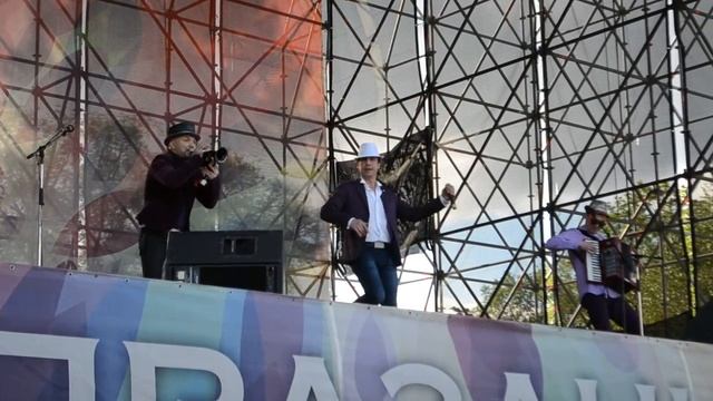 Шоу-группа "Два с половиной кума" - Застольная (отрывок) смотреть онлайн