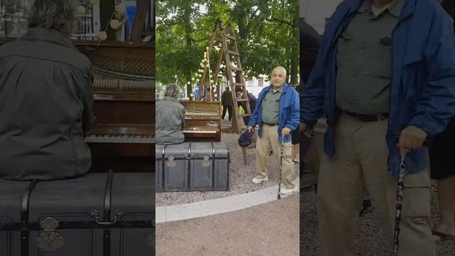 Питер! Новая Голландия. Подайте, кто  может!