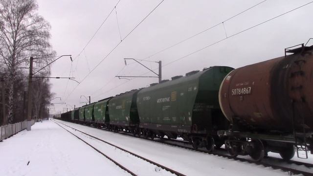 Электровоз ВЛ80С-113 с грузовым составом смотреть онлайн