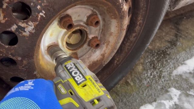 Ryobi Impact Wrench R18IW7 vs RIWH18X / PBLIW01 High Torque against some rusty T4 lug nuts! смотреть онлайн
