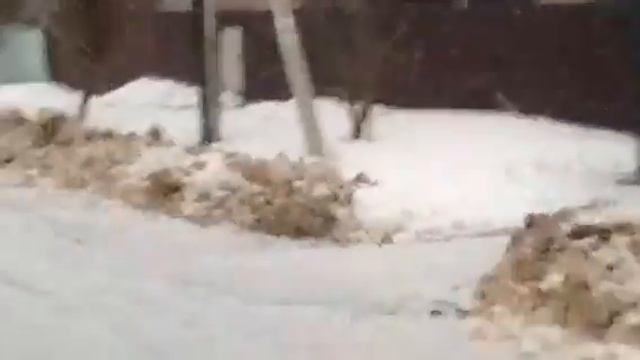 Снег падает крупинками