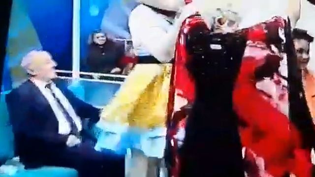 ТУНДЖАЙ ИСКЕНДЕРЛИ ПОЁТ ПЕСНЮ "ВОРОБЕЙ" смотреть онлайн