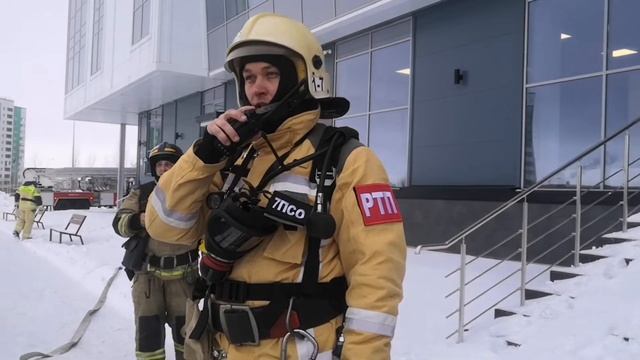 Пожарные г. Ханты-Мансийск провели учения в новом спортивном объекте. смотреть онлайн