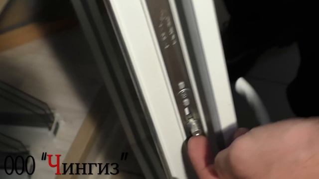 Установка микропроветривания на створку окна с фурнитурой Рото | Ремонт окон в Уфе смотреть онлайн
