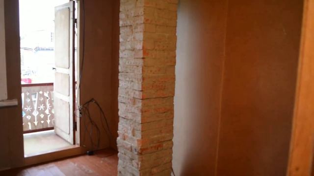 Вторая комната на втором этаже с теплой печной трубой, дверь на балкон смотреть онлайн