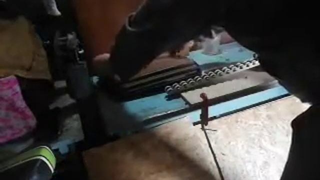 Давим колбаски для изготовления бойлов.