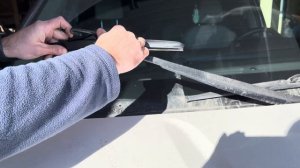 Замена передних щеток стеклоочистителя Kia Carnival KA4 2.2D