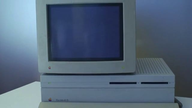 20 years old Macintosh IIx booting up смотреть онлайн
