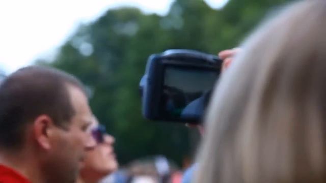 Летающие пенные логотипы смотреть онлайн