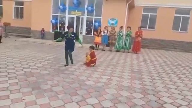 Лезгинка.танцуют Айсулу и Адилет смотреть онлайн