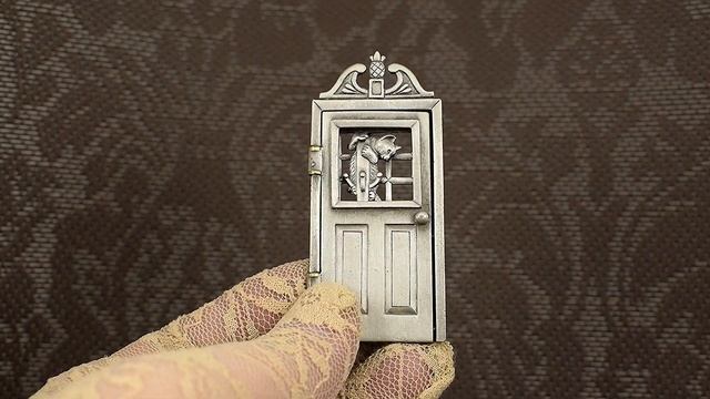 Винтажная брошь "Кошка и собачка за дверью" цвет олова (JJ США) смотреть онлайн