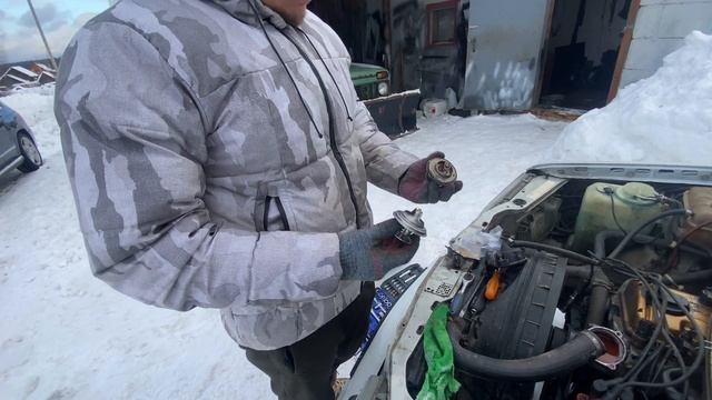 ТЕРМОСТАТ. МАШИНА ПЕРЕГРЕВАЕТСЯ ИЛИ НЕ НАГРЕВАЕТСЯ ДО НУЖНОЙ ТЕМПЕРАТУРЫ. ЗАМЕНА ТЕРМОСТАТА 124 МЕР смотреть онлайн