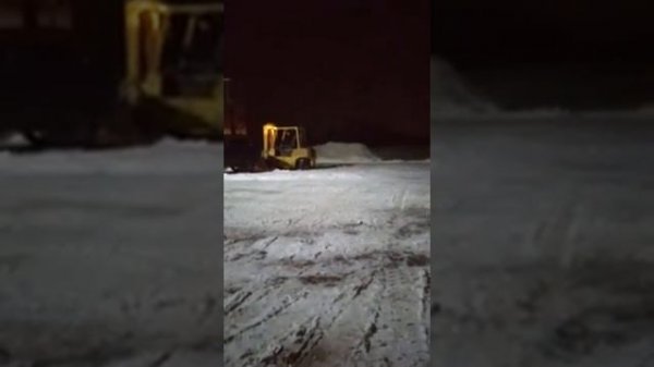 Погрузчик чистит снег