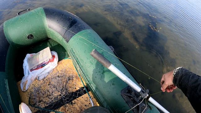 Поймал ЩУКУ в траве. Рыбалка на хищника осенью. смотреть онлайн