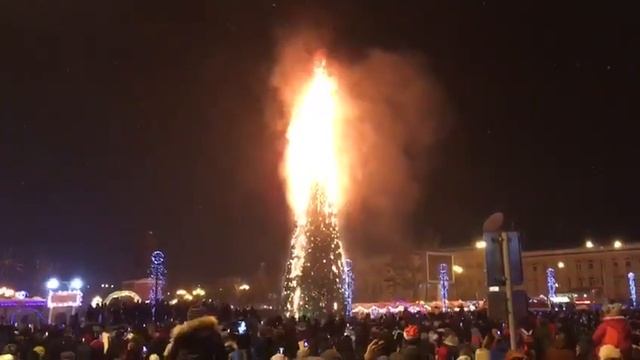 Сгорела Новогодняя Елка на Сахалине в 2018 году смотреть онлайн
