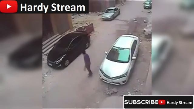 Instant karma / Thief tries to break a window near a passenger car by a stone смотреть онлайн