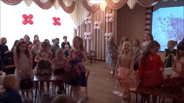 Модницы-подружки/сценка "Мамина сумка" стихотворение Ксении Валаханович/авт песни И.Ольховик смотреть онлайн