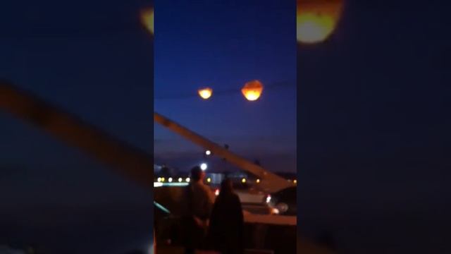 Небесные фонарики на проводах смотреть онлайн