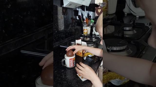 Распаковка CHOCO BOOM. Шоколадная бомбочка с маршмеллоу смотреть онлайн