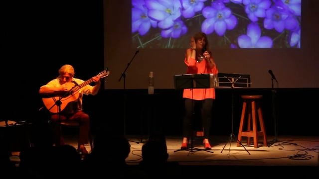 Mirando Flores de Alfalfa - La jardinera