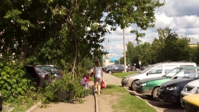 16.07.2015 Киров, ул. Р. Люксембург, тротуар,дерево... смотреть онлайн