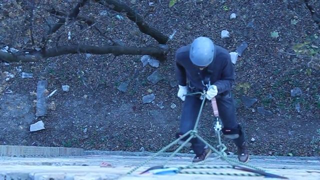 Дюлфер спускается по веревке в первый раз. Смелый парень спускается по стене. Дюльфер новичок. смотреть онлайн