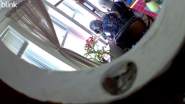 mom and me looking out window смотреть онлайн
