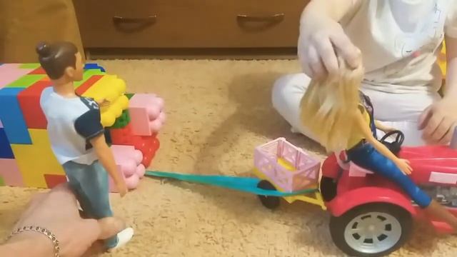 Папа Кен и мама Барби строят дом дочке Штеффи,из волшебного кирпича. смотреть онлайн