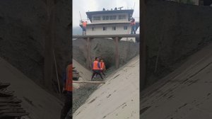 Строительство, разгрузка баржи