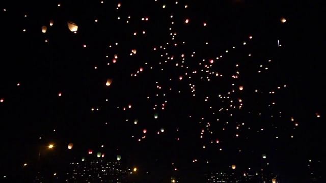 Запуск тайских фонариков в Москве. Октябрь 2012 (Часть 1) смотреть онлайн