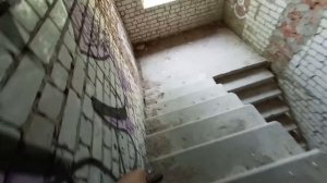 На нас напал бомж. Мы в новой страшной заброшке. висят ковры