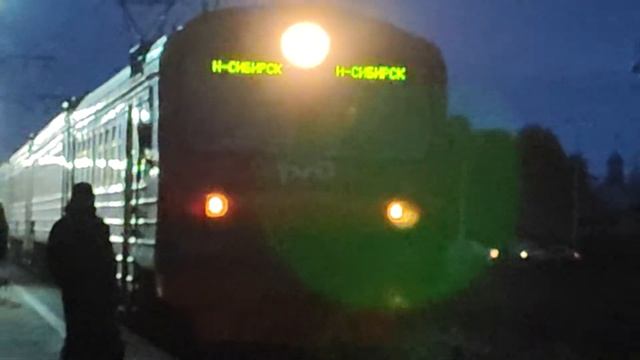 Электропоезд ЭД4М-0257 прибывает к о.п. Совхоз Бердский смотреть онлайн