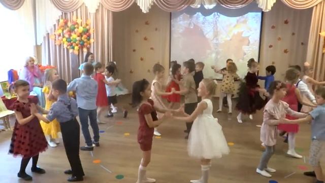 Осенний общий танец "Капельки" смотреть онлайн