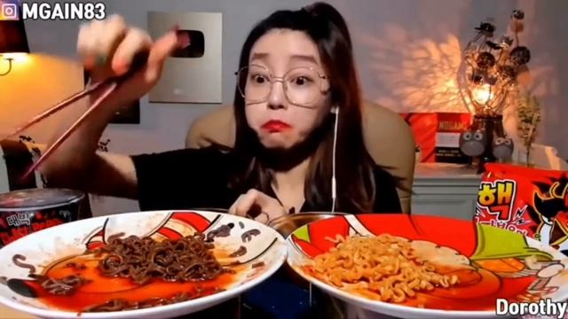 Different reaction of Eating Ghost Pepper Noodles’ laughtriiip they really brave👏🏻👏🏻👏🏻 смотреть онлайн
