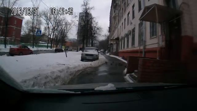 Мужик отдыхает на дереве смотреть онлайн