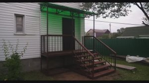 Лестница у дома с навесом на сваях