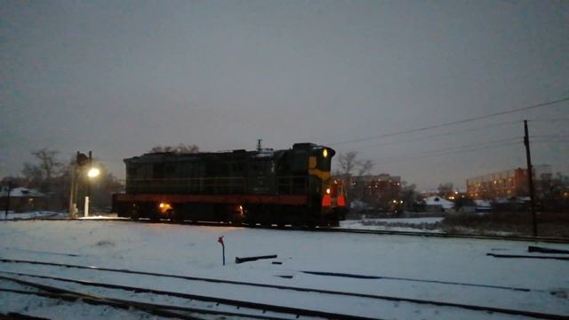 Тепловоз ЧМЭ3Т-6577 следуя резервом выполняет манёвры на горке у ст. "Костариха". смотреть онлайн