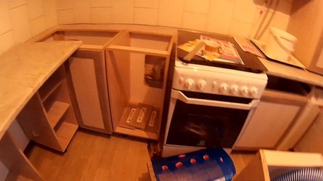 Кухня в процессе сборки. Рабочая обстановка при сборке этой кухни смотреть онлайн