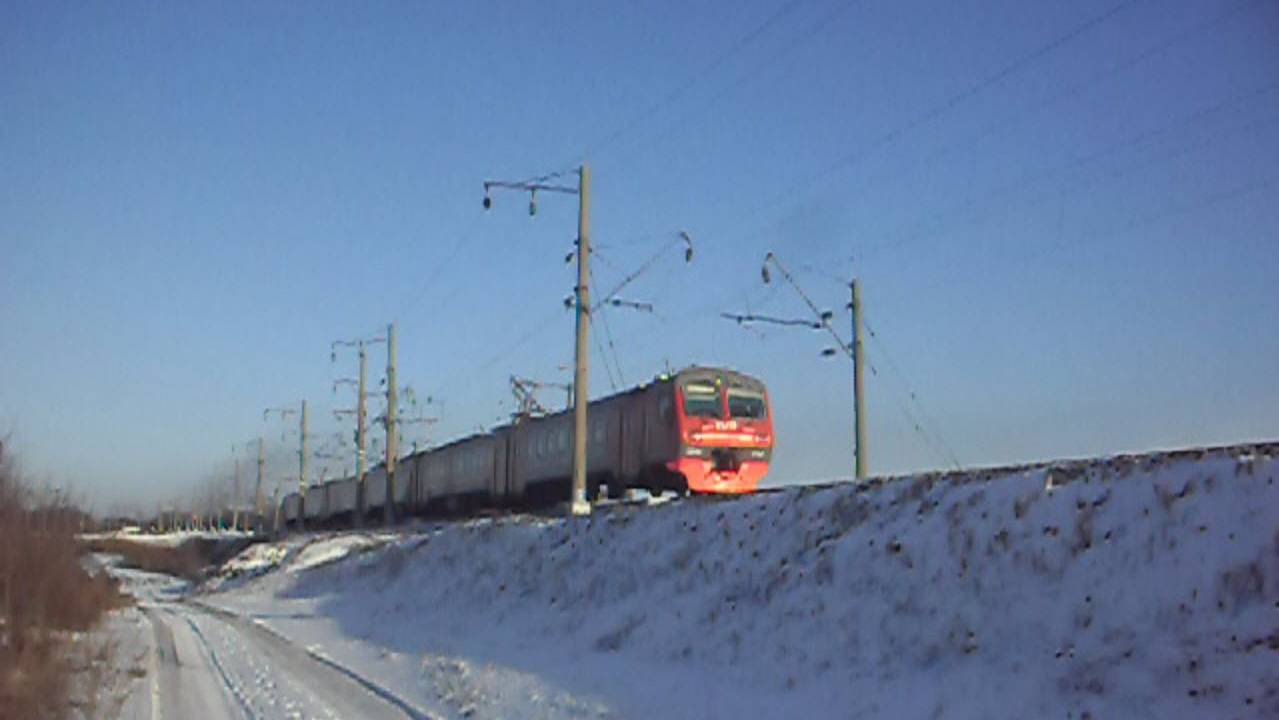 Электропоезд ЭД9М-0154. Проходит нейтральную вставку контактной сети.
