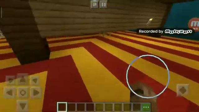 Играю Майнкрафт на  карте прятки(это моя карта) 💖