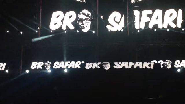Bro Safari performing The Drop at EDC June 21 2014 смотреть онлайн