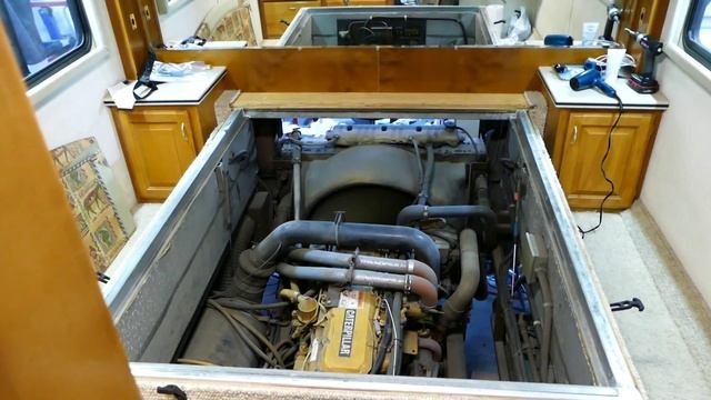 Listen to this Safari Motorhome 300hp CAT diesel pusher short run from inside bedroom, uncovered смотреть онлайн