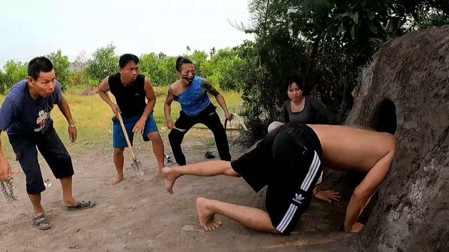 6 brave hunters with pitbull dog confront ferocious pythons to rescue the girl. смотреть онлайн